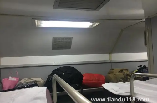 女生坐火車硬臥過(guò)夜安全嗎3