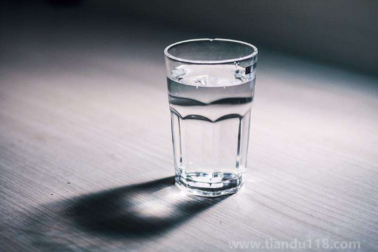 淡鹽水和電解質水哪個好（喝電解質水有什么用）